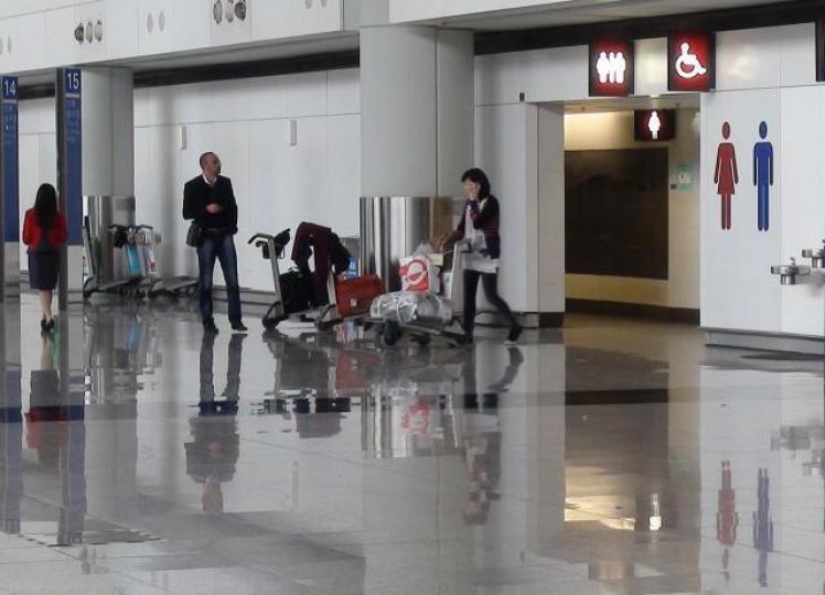 香港機場啲洗手盤全部用「環保」水龍頭,水壓低,難徹底清潔雙手。 資料圖片 香港機場啲洗手盤全部用「環保」水龍頭,水壓低,難徹底清潔雙手。 資料圖片
