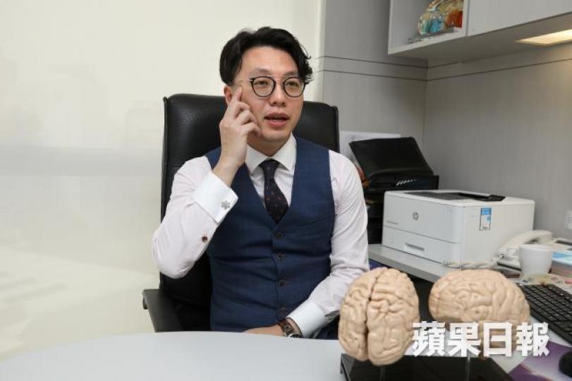 袁孟豪解釋,眼眉跳與休息不足、壓力大有關,屬正常反應。李潤芳攝 袁孟豪解釋,眼眉跳與休息不足、壓力大有關,屬正常反應。李潤芳攝