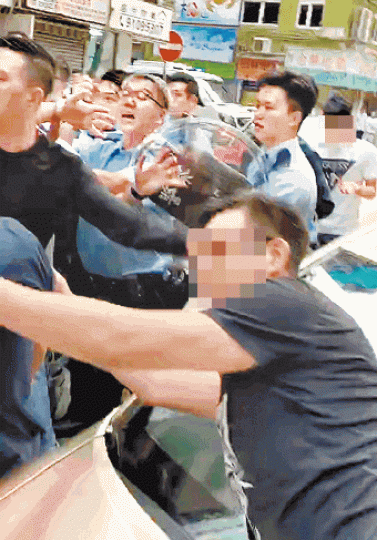 前日有20名大漢與警員對峙爆發衝突。互聯網 前日有20名大漢與警員對峙爆發衝突。互聯網