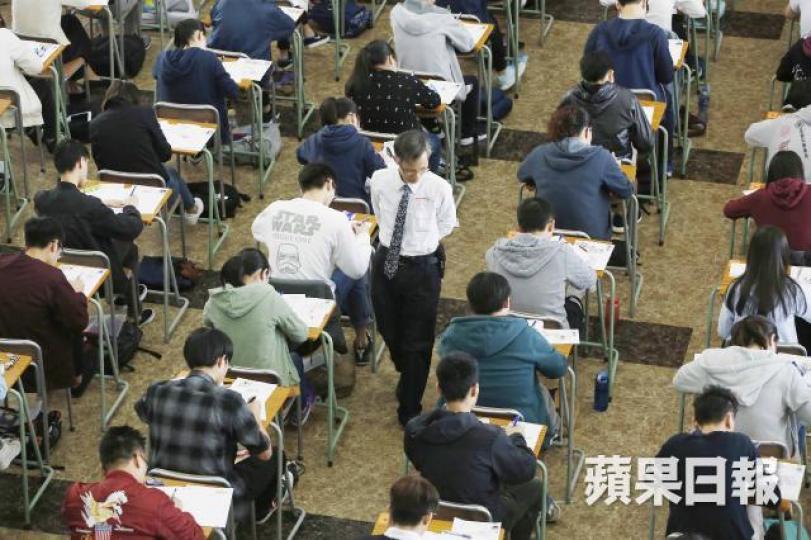 《蘋果》接獲應屆文憑試考生投訴,有英文科卷三監考員寫錯交卷時間。資料圖片 《蘋果》接獲應屆文憑試考生投訴,有英文科卷三監考員寫錯交卷時間。資料圖片