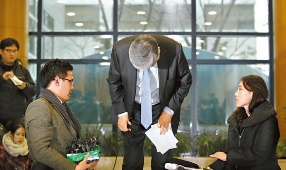 趙亮鎬2014年為長女鬧「果仁門」醜聞鞠躬道歉。 趙亮鎬2014年為長女鬧「果仁門」醜聞鞠躬道歉。