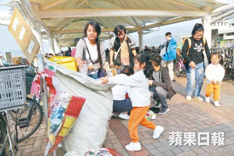長洲「不是垃圾站」目的是推行社區回收教育,教導街坊回收知識。陳善南攝鄺治中(左二)表示,人手不足是回收站面對的最大難題。由長洲到達中環後,幸得熱心市民幫忙將物資搬下船。在將軍澳作社區回收的正澳,每次開站可收約200公斤物資。李家皓攝梁衍忻(右)認為,民間回收欠資源,不可長久。 長洲「不是垃圾站」目的是推行社區回收教育,教導街坊回收知識。陳善南攝鄺治中(左二)表示,人手不足是回收站面對的最大難題。由長洲到達中環後,幸得熱心市民幫忙將物資搬下船。在將軍澳作社區回收的正澳,每次開站可收約200公斤物資。李家皓攝梁衍忻(右)認為,民間回收欠資源,不可長久。