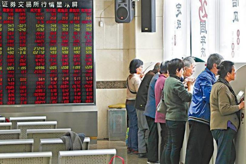 內地股市昨先升後跌,成交續超過萬億元人民幣。美聯社 內地股市昨先升後跌,成交續超過萬億元人民幣。美聯社