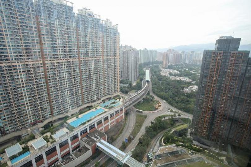 大陸嚴厲打擊逃稅、走資,香港在地理上有優勢,好多大陸人設法變做香港人,令住宅需求增加,樓市想跌都幾難。 資料圖片 大陸嚴厲打擊逃稅、走資,香港在地理上有優勢,好多大陸人設法變做香港人,令住宅需求增加,樓市想跌都幾難。 資料圖片