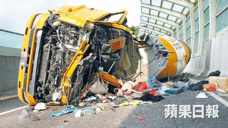 田螺車翻側,車頭嚴重損毀。文兆麟攝 田螺車翻側,車頭嚴重損毀。文兆麟攝