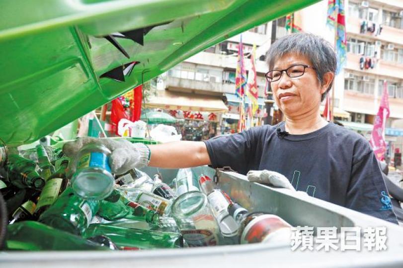 南地球秘書黎梅貞擔心,如無撥款最終或需關閉玻璃回收站。馬泉崇攝
南地球秘書黎梅貞擔心,如無撥款最終或需關閉玻璃回收站。馬泉崇攝