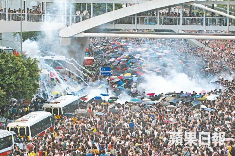 2014年9月28日警方施放87枚催淚彈驅散示威者,被辯方質疑是煽惑群眾佔領的元凶。法官陳仲衡示威者爭相躲避催淚彈,有人吸入催淚氣體不適。 2014年9月28日警方施放87枚催淚彈驅散示威者,被辯方質疑是煽惑群眾佔領的元凶。法官陳仲衡示威者爭相躲避催淚彈,有人吸入催淚氣體不適。