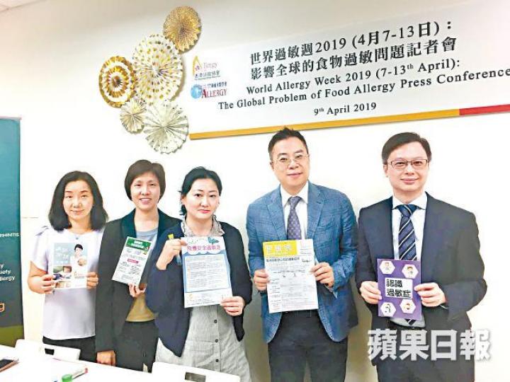 莊俊賢(右)指兒童若患濕疹,患食物敏感的機率比一般高兩至四倍。何家朗攝 莊俊賢(右)指兒童若患濕疹,患食物敏感的機率比一般高兩至四倍。何家朗攝