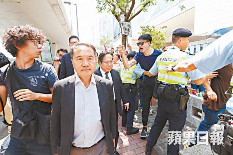 李永達昨在法院外遭受親中團體滋擾。馬泉崇攝 李永達昨在法院外遭受親中團體滋擾。馬泉崇攝