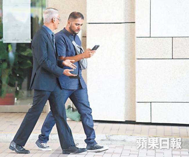 死者胞弟Khan Raheen Razaq(右)昨出席死因研訊。黃耀興攝 死者胞弟Khan Raheen Razaq(右)昨出席死因研訊。黃耀興攝