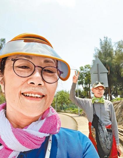 阿姐噚日貼出同家英哥行山相，似乎老公已康復。互聯網圖片家英哥行到攰就坐低休息。互聯網圖片