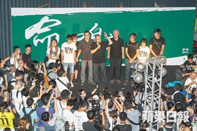 戴耀廷在2014年9月28日凌晨宣佈啟動佔中。 戴耀廷在2014年9月28日凌晨宣佈啟動佔中。