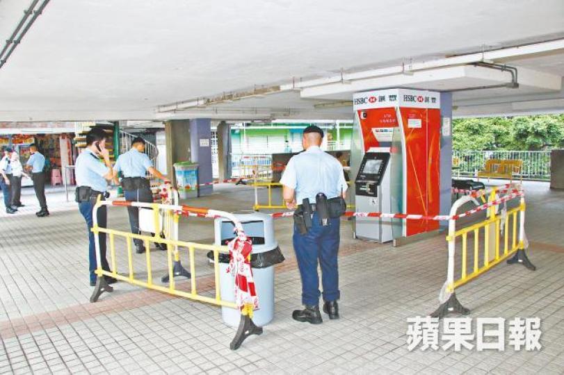 老婦以菜刀狂劈櫃員機,警員接報封鎖現場調查。黎家駒攝匯豐櫃員機螢幕爆裂。警員在附近尋獲一輛手推車,內有一支枴杖及懷疑涉案菜刀。 老婦以菜刀狂劈櫃員機,警員接報封鎖現場調查。黎家駒攝匯豐櫃員機螢幕爆裂。警員在附近尋獲一輛手推車,內有一支枴杖及懷疑涉案菜刀。