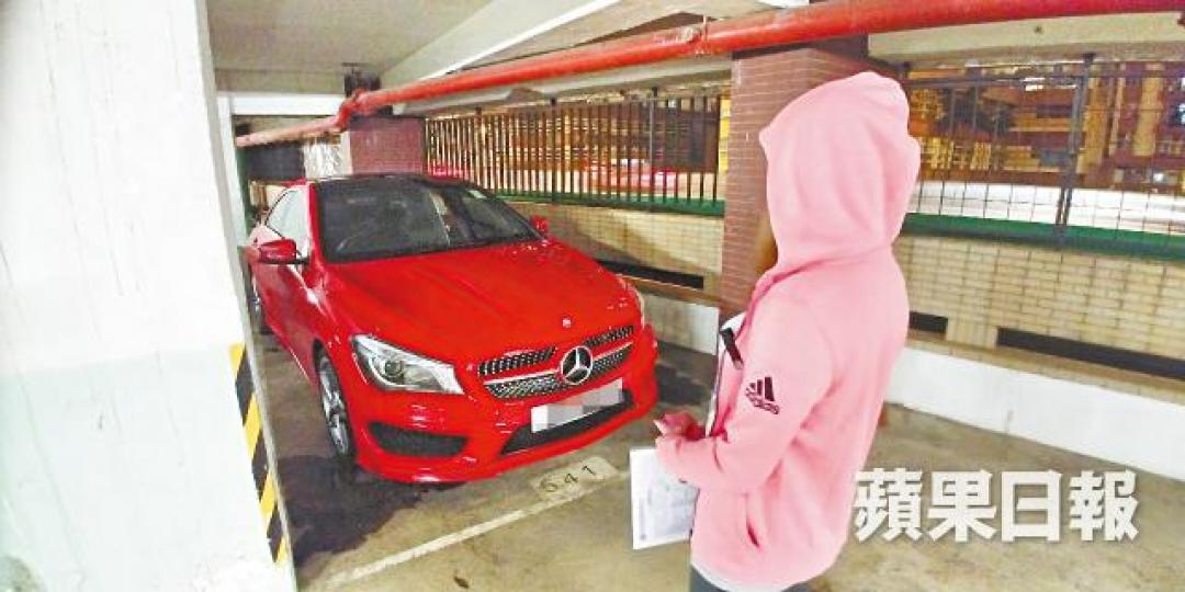 何小姐購入平治二手車,取車後發現「咪數」有出入。姜偉康攝驗車報告行車公里(KM)疑被修改為英里(M)。錶板里數並非三萬多,變成五萬多公里。車行負責人展示與何女交涉紀錄,指對方索賠四、五萬元。梁瑞帆攝 何小姐購入平治二手車,取車後發現「咪數」有出入。姜偉康攝驗車報告行車公里(KM)疑被修改為英里(M)。錶板里數並非三萬多,變成五萬多公里。車行負責人展示與何女交涉紀錄,指對方索賠四、五萬元。梁瑞帆攝