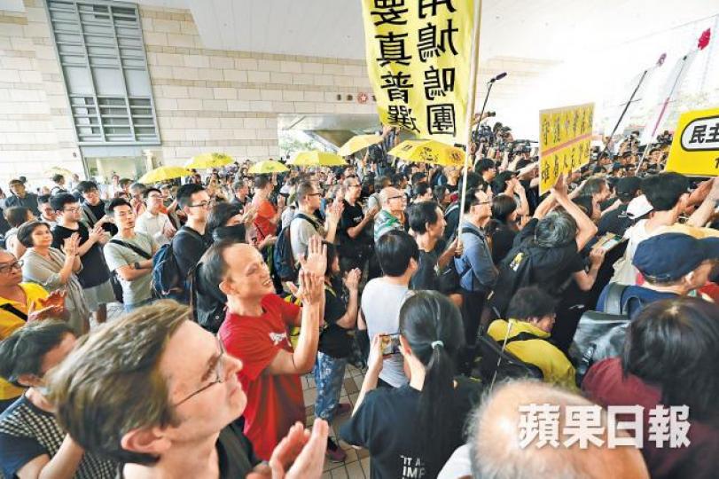 庭外逾百人昨向九子鼓掌致敬。陳日君(左)和黎智英昨到場打氣。岑建勳 庭外逾百人昨向九子鼓掌致敬。陳日君(左)和黎智英昨到場打氣。岑建勳