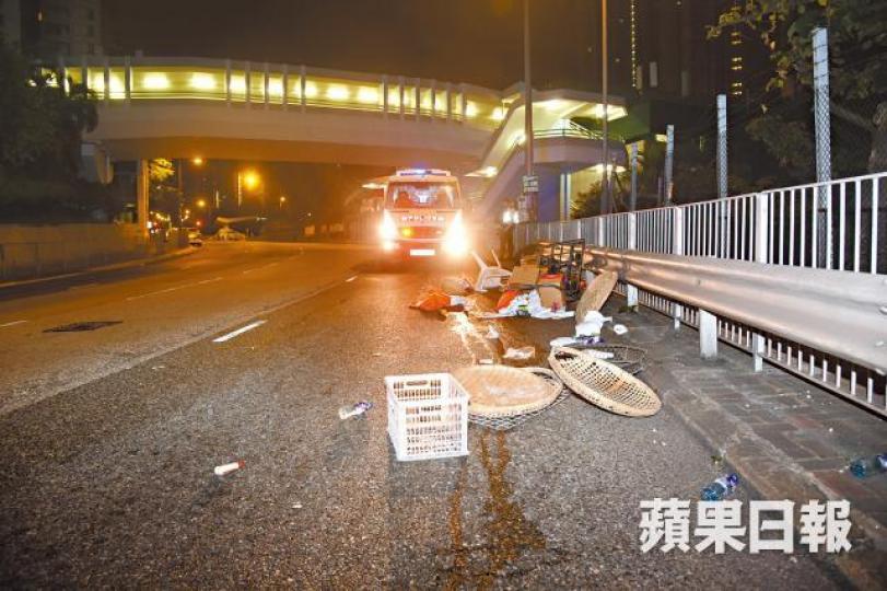 小販沿協和街推手推車逆線上斜遭的士撞倒,手推車翻倒,一地雜物。 小販沿協和街推手推車逆線上斜遭的士撞倒,手推車翻倒,一地雜物。