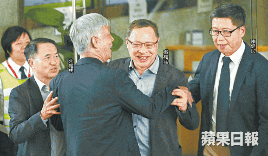 佔中至今同歷艱辛,三子昨在庭外互相勉勵。 佔中至今同歷艱辛,三子昨在庭外互相勉勵。