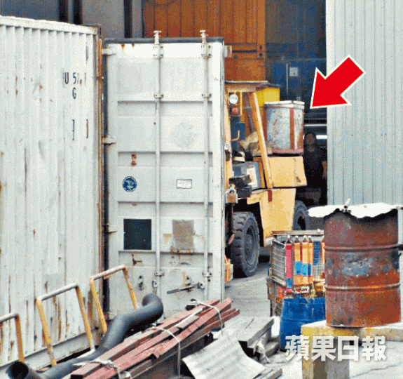 跟車工協助搬印刷機時遭撞斃;圖為疑涉事鏟車(箭嘴示)。文兆麟攝警方及勞工處人員事後到現場調查。 跟車工協助搬印刷機時遭撞斃;圖為疑涉事鏟車(箭嘴示)。文兆麟攝警方及勞工處人員事後到現場調查。