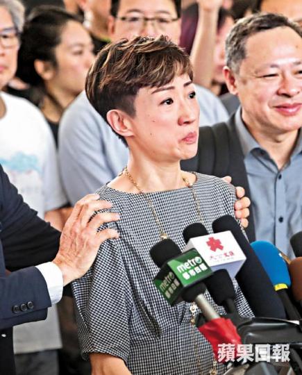 陳淑莊庭外發言時一度哽咽。 陳淑莊庭外發言時一度哽咽。