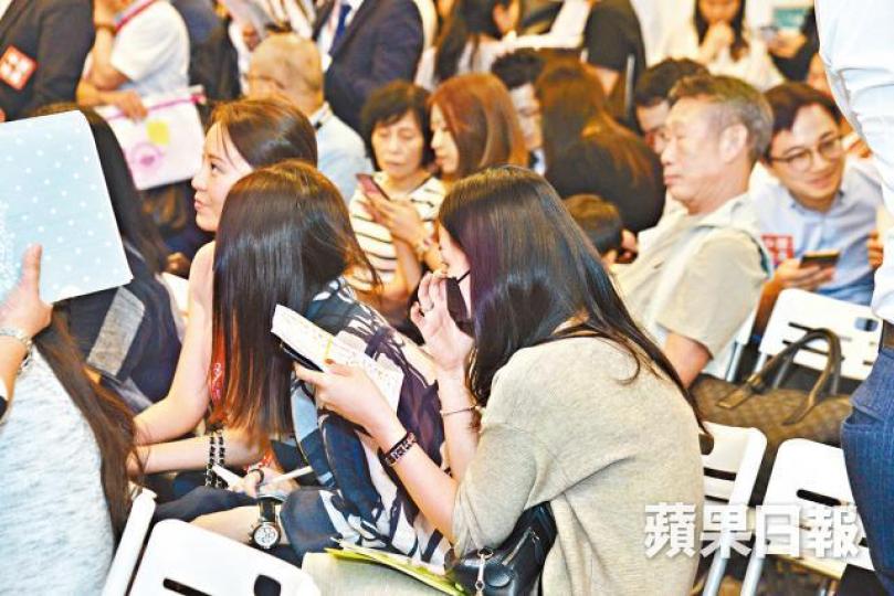 家壹昨有逾110組客到場揀樓,即日售出77伙。黃偉傑攝海日灣昨開放示範單位,包括251呎開放式戶。陳寶恩攝 家壹昨有逾110組客到場揀樓,即日售出77伙。黃偉傑攝海日灣昨開放示範單位,包括251呎開放式戶。陳寶恩攝