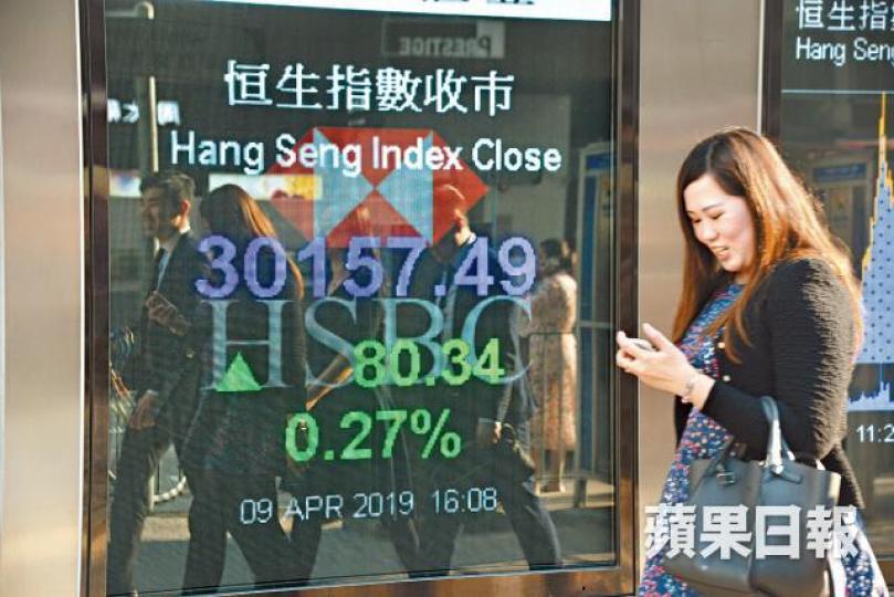 港股升破三萬點關口後,升勢放緩,昨日微升80點,收報30157點。黃偉傑攝 港股升破三萬點關口後,升勢放緩,昨日微升80點,收報30157點。黃偉傑攝