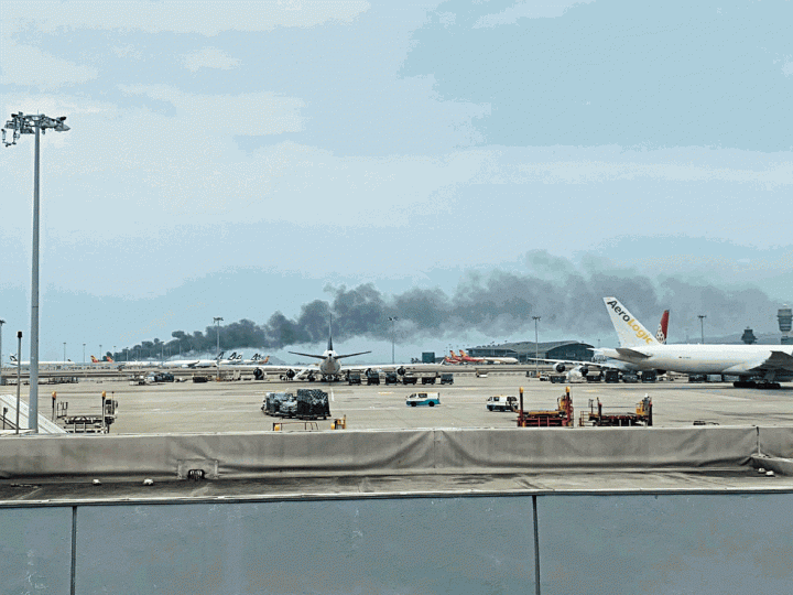 第三跑道地盤火場冒出濃煙飄至停機坪範圍。讀者提供圖片 第三跑道地盤火場冒出濃煙飄至停機坪範圍。讀者提供圖片