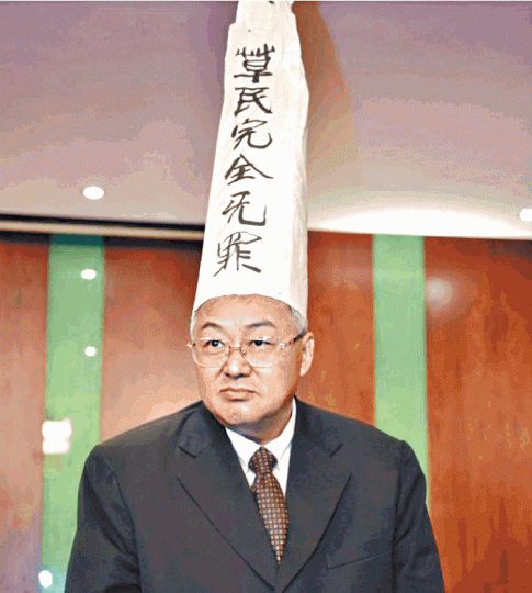 顧雛軍曾戴「草民完全無罪」白帽抗議。 顧雛軍曾戴「草民完全無罪」白帽抗議。
