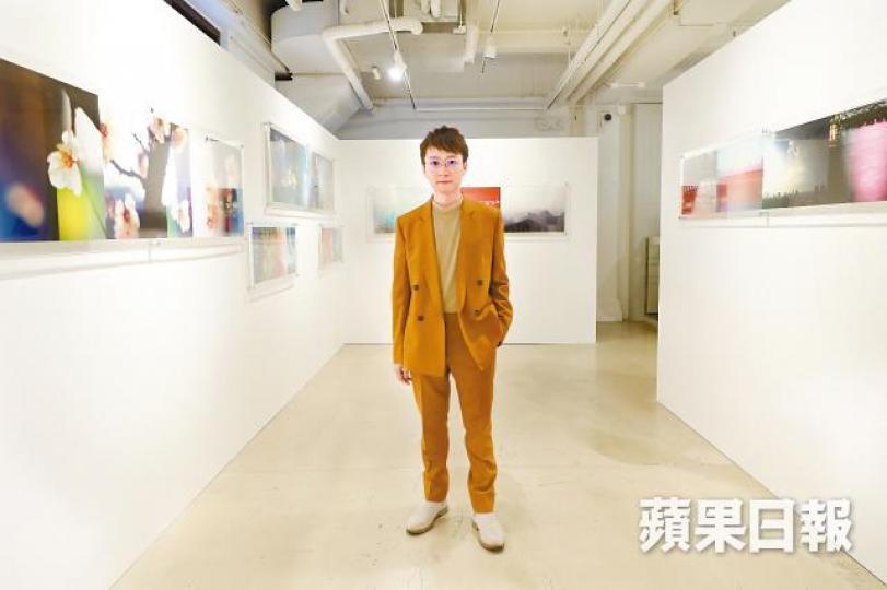 蜷川(左)跟很多亞洲明星合作,Keith因此有機會接觸木村拓哉等巨星。Keith熱愛日本文化,有幸「捕獲」頂尖藝術家村上隆。作品疑似失焦,卻是要帶你走進他的視角。迴旋木馬在荒廢遊樂場中定格。 蜷川(左)跟很多亞洲明星合作,Keith因此有機會接觸木村拓哉等巨星。Keith熱愛日本文化,有幸「捕獲」頂尖藝術家村上隆。作品疑似失焦,卻是要帶你走進他的視角。迴旋木馬在荒廢遊樂場中定格。
