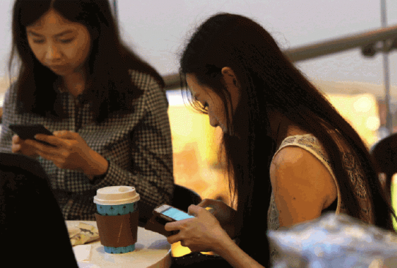 香港手機擁有率高,人人機不離手。資料圖片 香港手機擁有率高,人人機不離手。資料圖片