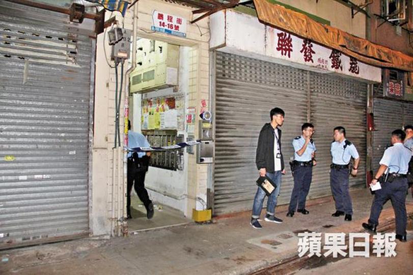大批警員今晨在發生殺妻案現場大廈調查。李家傑攝 大批警員今晨在發生殺妻案現場大廈調查。李家傑攝