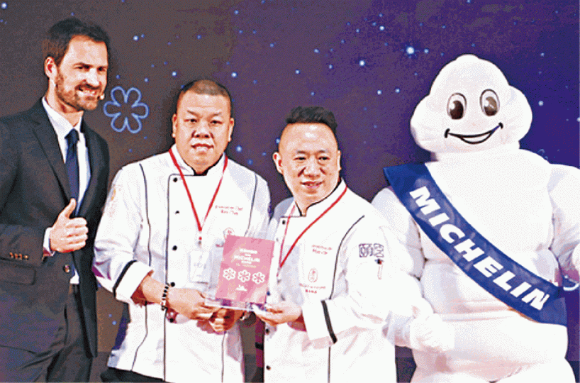 台灣頤宮再次蟬聯,且是唯一米芝蓮三星餐廳。台灣《蘋果日報》頤宮的「先知鴨二吃」要提前一周預訂,盛惠約553港元。新入榜的Impromptu by Paul Lee主打無菜單料理,小圖為其名菜「鴨肝白巧克力麵包布丁」。 台灣頤宮再次蟬聯,且是唯一米芝蓮三星餐廳。台灣《蘋果日報》頤宮的「先知鴨二吃」要提前一周預訂,盛惠約553港元。新入榜的Impromptu by Paul Lee主打無菜單料理,小圖為其名菜「鴨肝白巧克力麵包布丁」。