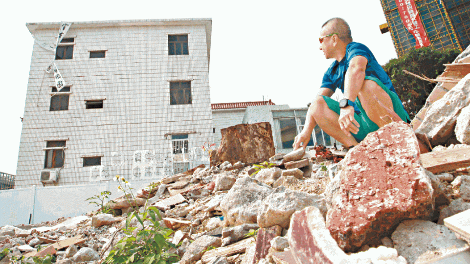 深圳祖屋屋外建築被強拆,江先生欲哭無淚。有業主因要行樓梯而暈倒大堂。深圳東湖大廈港人業主鄭先生指業委會無理將電梯上鎖。今年2月粵港澳官員在港開會,有澳門人(圓圖)出境到場請願時遭扣查。港人Sunny先後往順德多個政府部門求助均無果。 深圳祖屋屋外建築被強拆,江先生欲哭無淚。有業主因要行樓梯而暈倒大堂。深圳東湖大廈港人業主鄭先生指業委會無理將電梯上鎖。今年2月粵港澳官員在港開會,有澳門人(圓圖)出境到場請願時遭扣查。港人Sunny先後往順德多個政府部門求助均無果。