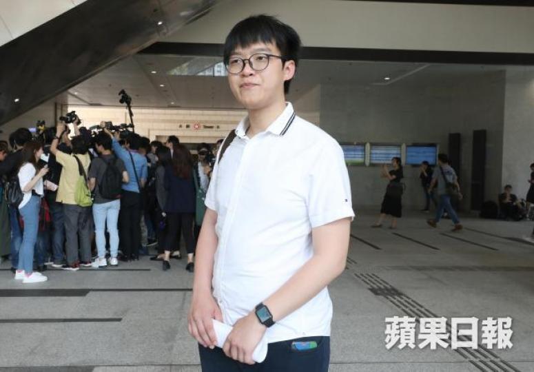 張秀賢案發時未滿21歲,法官為他索取感化官和社會服務令報告。 張秀賢案發時未滿21歲,法官為他索取感化官和社會服務令報告。