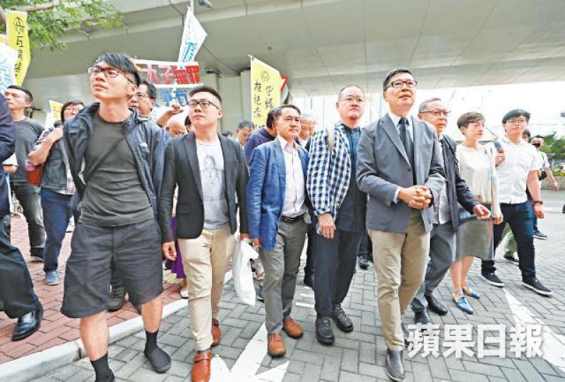 佔中九子前日被判罪成,喚起國際社會關注港府利用法律打壓港人自由。朱永倫攝林鄭月娥昨主動回應佔中九子案,強調香港的法治精神受國際認同。被告之一的黃浩銘,昨在庭外與一名支持他的小女孩擊掌。 佔中九子前日被判罪成,喚起國際社會關注港府利用法律打壓港人自由。朱永倫攝林鄭月娥昨主動回應佔中九子案,強調香港的法治精神受國際認同。被告之一的黃浩銘,昨在庭外與一名支持他的小女孩擊掌。