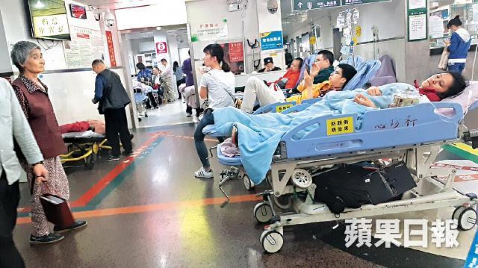 「三甲醫院」深圳市人民醫院內,卧床病人在大堂等候多時仍未被推上病房。《蘋果》記者攝朱太沒為女兒買醫保,內地雖實行少兒醫保,但兩女均沒受惠。張太指內地醫護態度欠佳,她曾在南山區人民醫院被呼喝。 「三甲醫院」深圳市人民醫院內,卧床病人在大堂等候多時仍未被推上病房。《蘋果》記者攝朱太沒為女兒買醫保,內地雖實行少兒醫保,但兩女均沒受惠。張太指內地醫護態度欠佳,她曾在南山區人民醫院被呼喝。