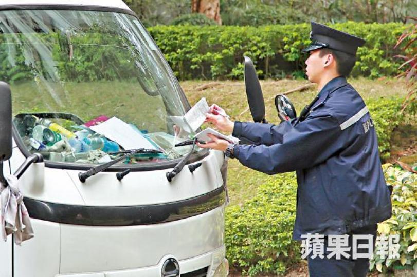 電子牛肉乾將減省警員寫告票時間,亦可減少因寫錯資料導致告票無效的情況。資料圖片警方最快6月推出「電子牛肉乾」計劃,屆時用狀似手機的數碼裝置(右上)掃描行車證二維碼,可經隨身打印機(左上)印出告票。6月起車輛行車證將印有二維碼(右下角)。 電子牛肉乾將減省警員寫告票時間,亦可減少因寫錯資料導致告票無效的情況。資料圖片警方最快6月推出「電子牛肉乾」計劃,屆時用狀似手機的數碼裝置(右上)掃描行車證二維碼,可經隨身打印機(左上)印出告票。6月起車輛行車證將印有二維碼(右下角)。