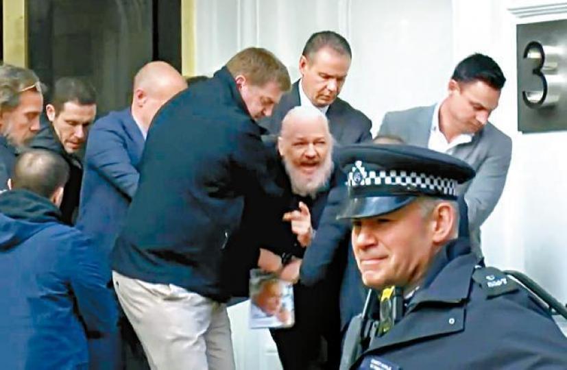 阿桑奇昨被多人強行押離厄瓜多爾駐英大使館,其間高叫「英國必須抵抗」。互聯網阿桑奇被鎖上手銬,由警車押往法院。路透社 阿桑奇昨被多人強行押離厄瓜多爾駐英大使館,其間高叫「英國必須抵抗」。互聯網阿桑奇被鎖上手銬,由警車押往法院。路透社
