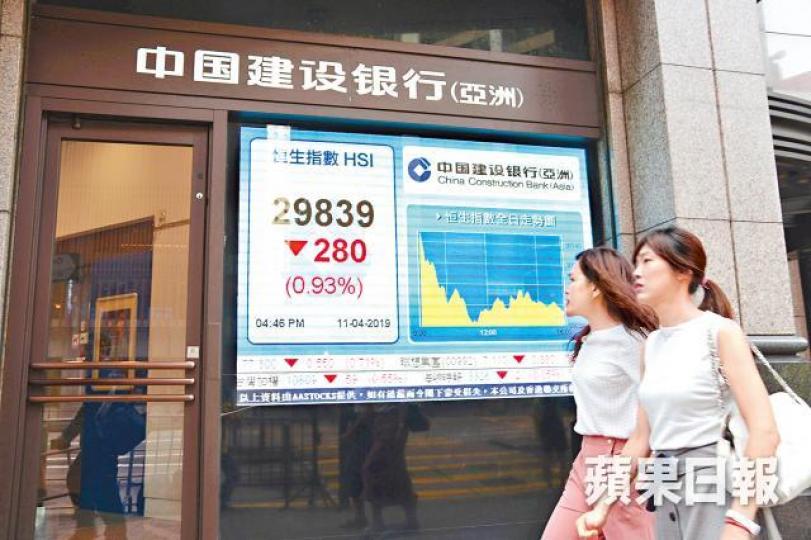 港股昨先升後跌,收市挫280點,成交近千二億元。何耀勤攝 港股昨先升後跌,收市挫280點,成交近千二億元。何耀勤攝