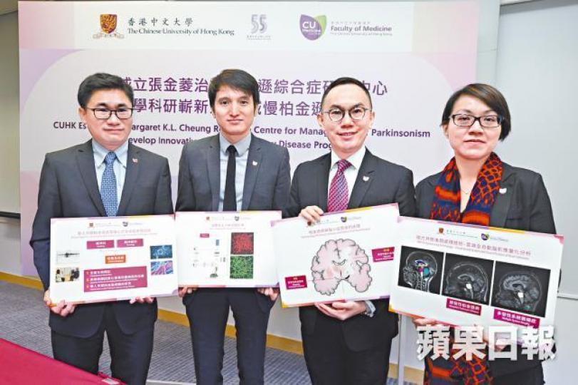 研究中心副主任高浩(左二)指顯微鏡可直接觀察活體動物;右一為陳然欣。李潤芳攝 研究中心副主任高浩(左二)指顯微鏡可直接觀察活體動物;右一為陳然欣。李潤芳攝