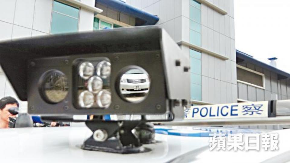安裝在警車頂的偵測攝錄鏡頭可掃描路經車輛。掃描車輛後,配合車內電腦可找出違規事項。翁鈺輝攝 安裝在警車頂的偵測攝錄鏡頭可掃描路經車輛。掃描車輛後,配合車內電腦可找出違規事項。翁鈺輝攝