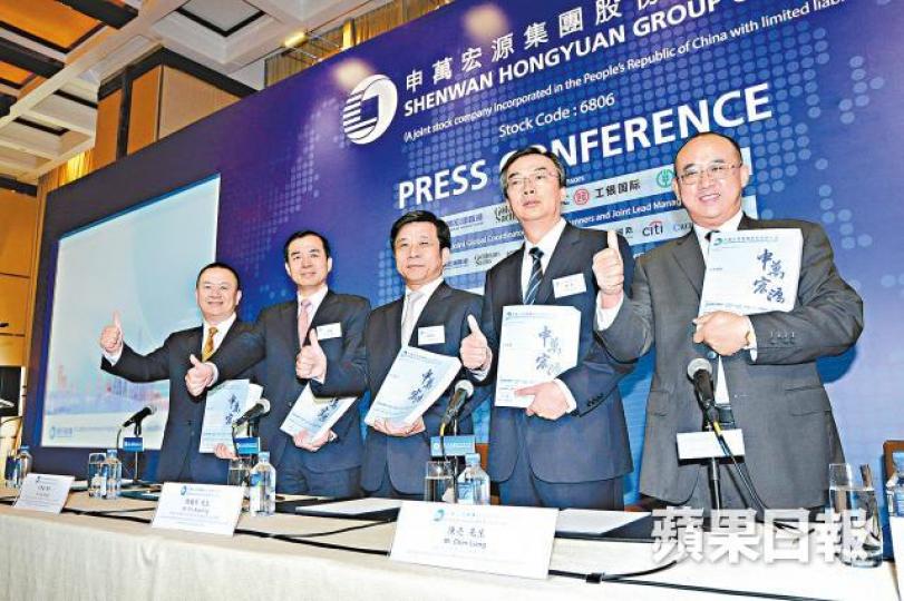 申萬宏源董事長儲曉明(中)指,集團來港上市是為了國際化佈局。何耀勤攝 申萬宏源董事長儲曉明(中)指,集團來港上市是為了國際化佈局。何耀勤攝
