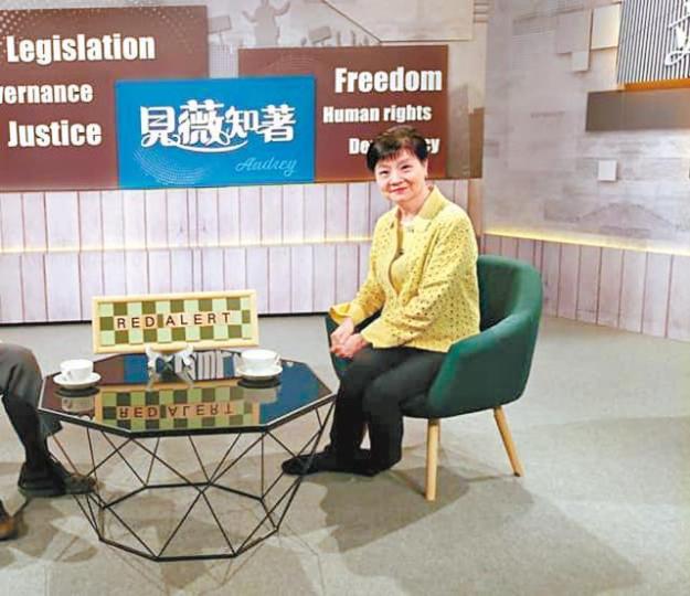 早前余若薇錄製節目時已穿黃衣。互聯網余若薇日前於社交網發起黃色行動支持佔中九子。互聯網 早前余若薇錄製節目時已穿黃衣。互聯網余若薇日前於社交網發起黃色行動支持佔中九子。互聯網