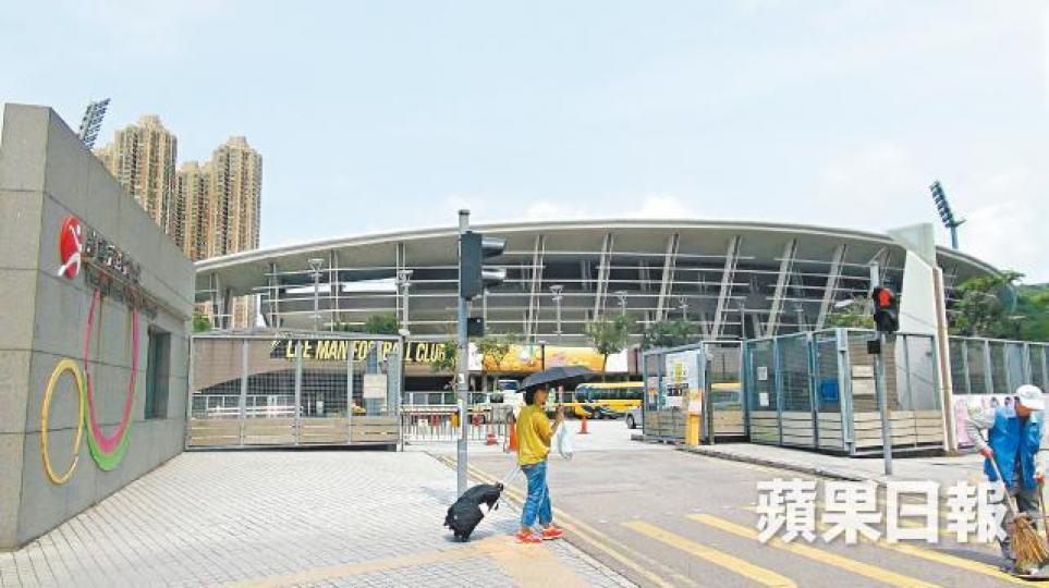將軍澳區近日接連發生停車場扣錯錢事件,今次肇事為將軍澳運動場停車場。事主泊車10分鐘被扣3,014元,幸超八達通交易金額上限而無法扣數。吳先生表示調景嶺體育館停車場的出閘杆自上年損壞至今,要㩒收據證明有否出閘。 將軍澳區近日接連發生停車場扣錯錢事件,今次肇事為將軍澳運動場停車場。事主泊車10分鐘被扣3,014元,幸超八達通交易金額上限而無法扣數。吳先生表示調景嶺體育館停車場的出閘杆自上年損壞至今,要㩒收據證明有否出閘。
