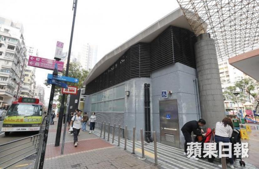 一直被視為本港「十大最差公廁」之一的旺角洗衣街花園公廁,會試行為沖廁水加注臭氧以殺菌及消除臭味。 一直被視為本港「十大最差公廁」之一的旺角洗衣街花園公廁,會試行為沖廁水加注臭氧以殺菌及消除臭味。
