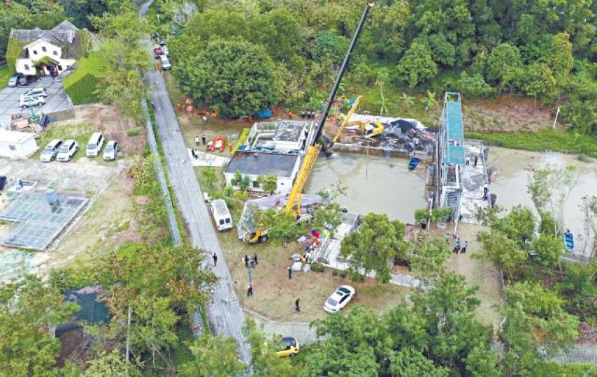深圳福田鳳塘河道因前晚暴雨形成的洪水致3人死亡。中新社救援人員在鳳塘河道找到第三具失蹤者遺體。中新社 深圳福田鳳塘河道因前晚暴雨形成的洪水致3人死亡。中新社救援人員在鳳塘河道找到第三具失蹤者遺體。中新社