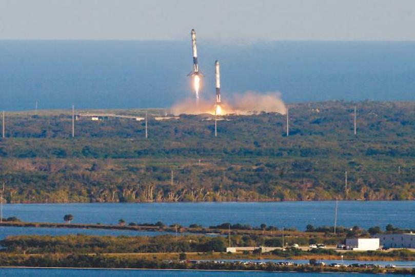【推進器成功回收】SpaceX的「獵鷹重型」運載火箭順利升空後,推進器亦先後降落回收。路透社 【推進器成功回收】SpaceX的「獵鷹重型」運載火箭順利升空後,推進器亦先後降落回收。路透社