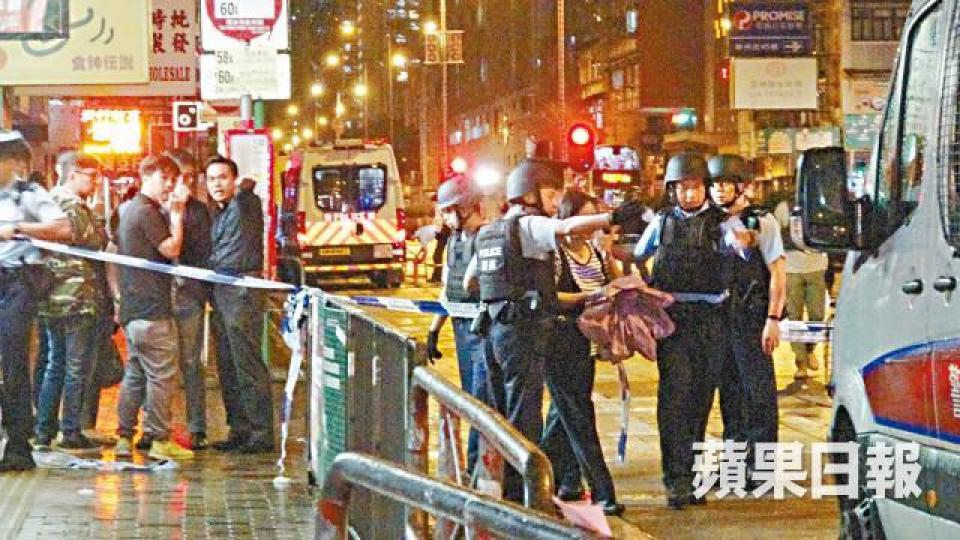 大批警員趕至,封鎖現場調查。姜偉康攝大批警員在醫院進行調查。 大批警員趕至,封鎖現場調查。姜偉康攝大批警員在醫院進行調查。