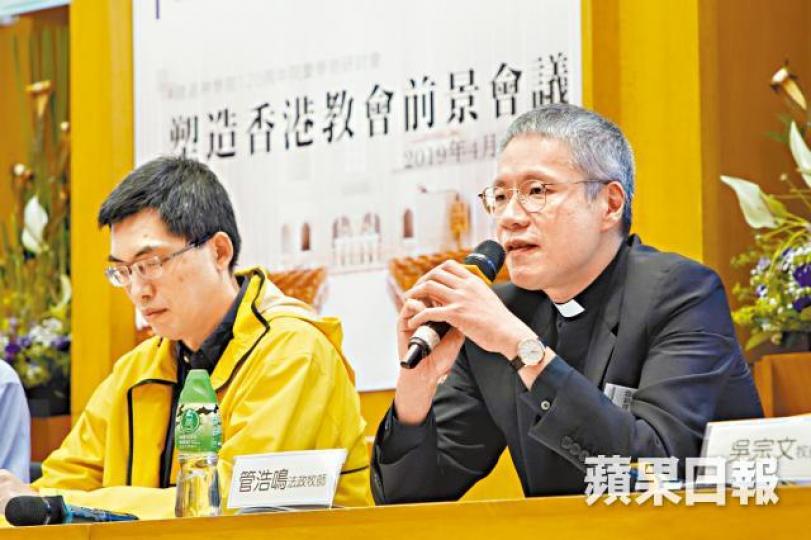 管浩鳴(右)昨晚出席研討會,以「教會與政治」為題演講。 管浩鳴(右)昨晚出席研討會,以「教會與政治」為題演講。