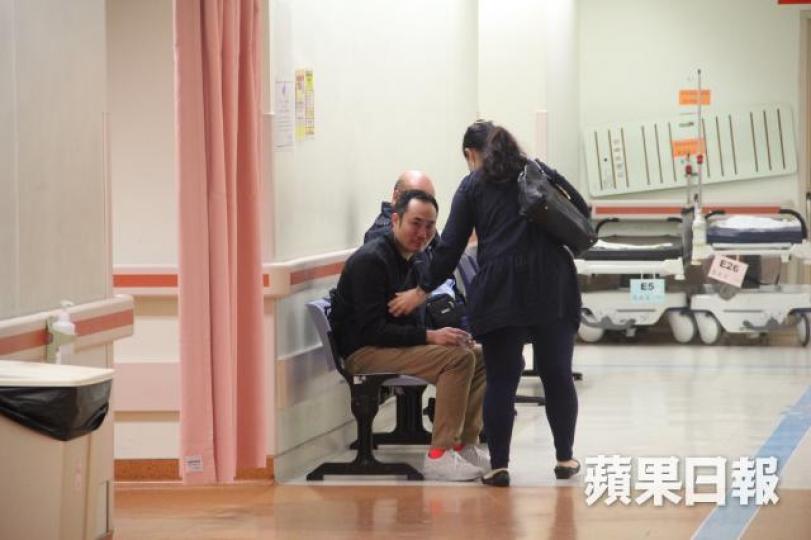 男嬰家人在醫院知悉噩耗傷心不已。周鴻熙攝 男嬰家人在醫院知悉噩耗傷心不已。周鴻熙攝