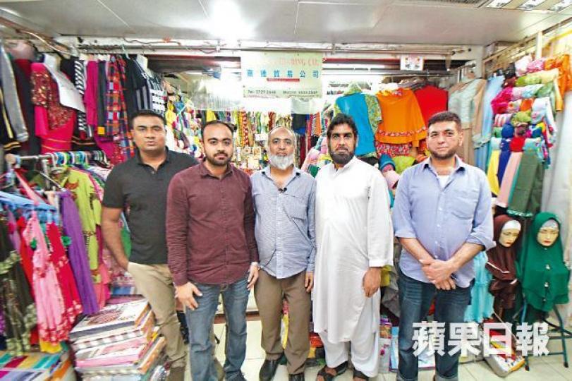 阿達與好友兄弟團結同心,在北河商場經營八間零售店舖。巴二代港人阿達憑着堅持及努力,成為北河商場八間店舖東主。阿達讓女記者試穿印尼傳統蠟染服飾,來回北河商場視察店舖。阿達推動二子(右)到英國成家立業,今年新年回港幫忙。回教用頭巾索價20至80元不等,顏色多姿多采,甚受印傭喜愛。印傭對窗飾或布料有需求,而且願意支付更高價格。 阿達與好友兄弟團結同心,在北河商場經營八間零售店舖。巴二代港人阿達憑着堅持及努力,成為北河商場八間店舖東主。阿達讓女記者試穿印尼傳統蠟染服飾,來回北河商場視察店舖。阿達推動二子(右)到英國成家立業,今年新年回港幫忙。回教用頭巾索價20至80元不等,顏色多姿多采,甚受印傭喜愛。印傭對窗飾或布料有需求,而且願意支付更高價格。